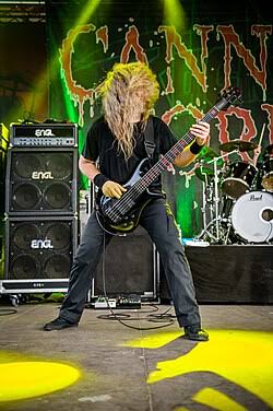 Alex Webster tocando baixo no Cannibal Corpse